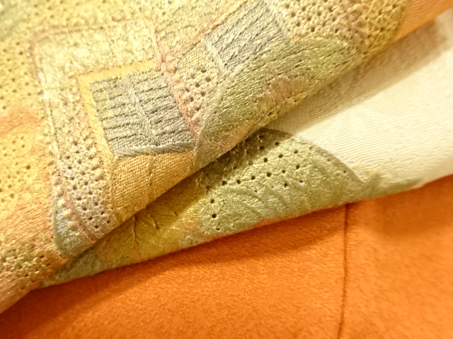  地紙に御所車・草花模様刺繍訪問着